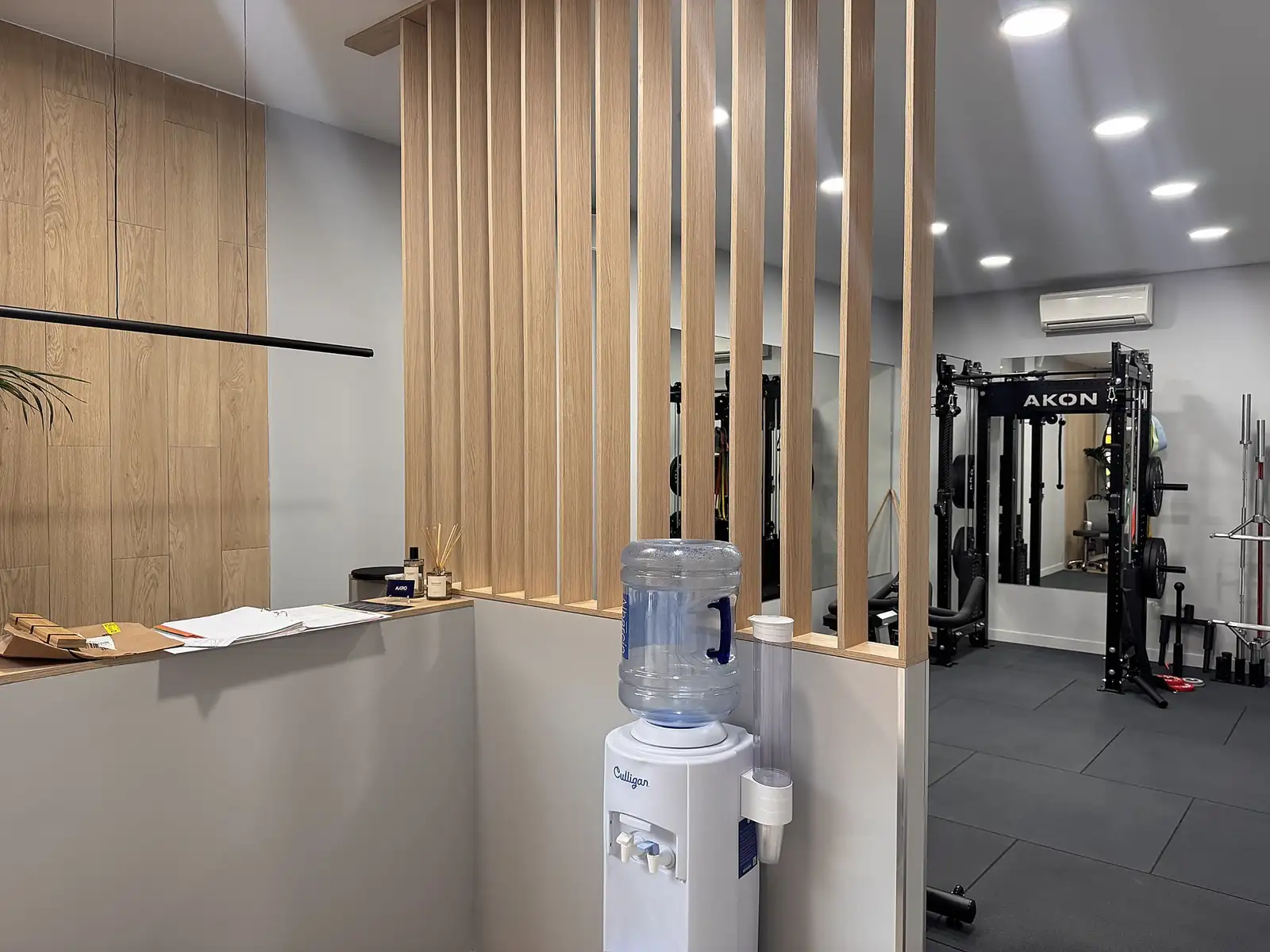 Mostrador de recepción del estudio de entrenamiento personal Akrosalud