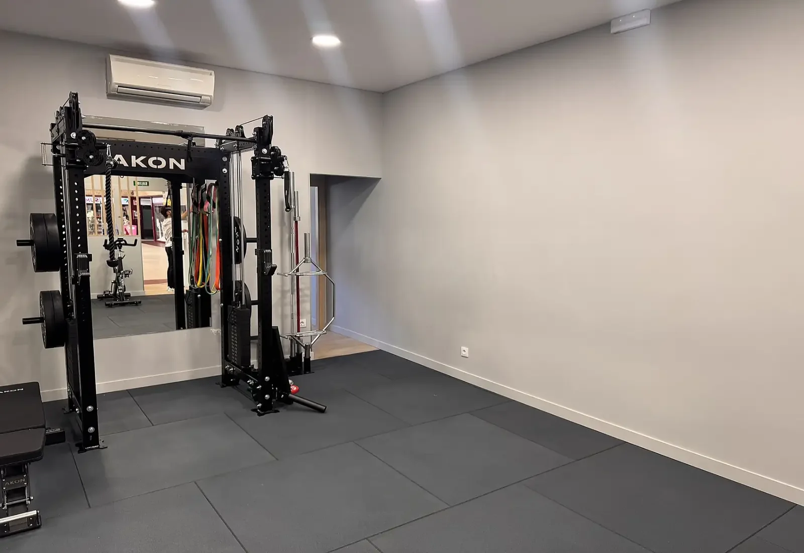 Sala de entrenamiento con dos estaciones de poleas y cables en Akrosalud
