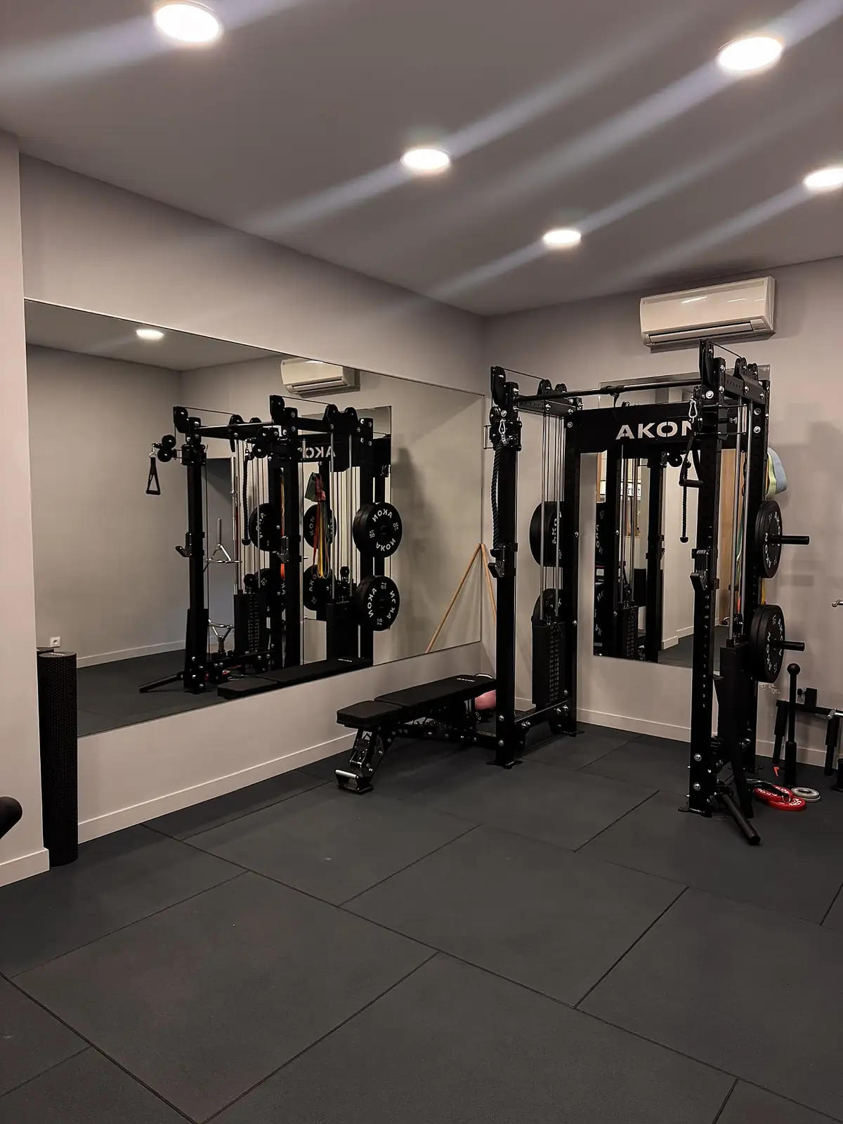 Equipamiento y maquinaria de entrenamiento con cables en la sala principal
