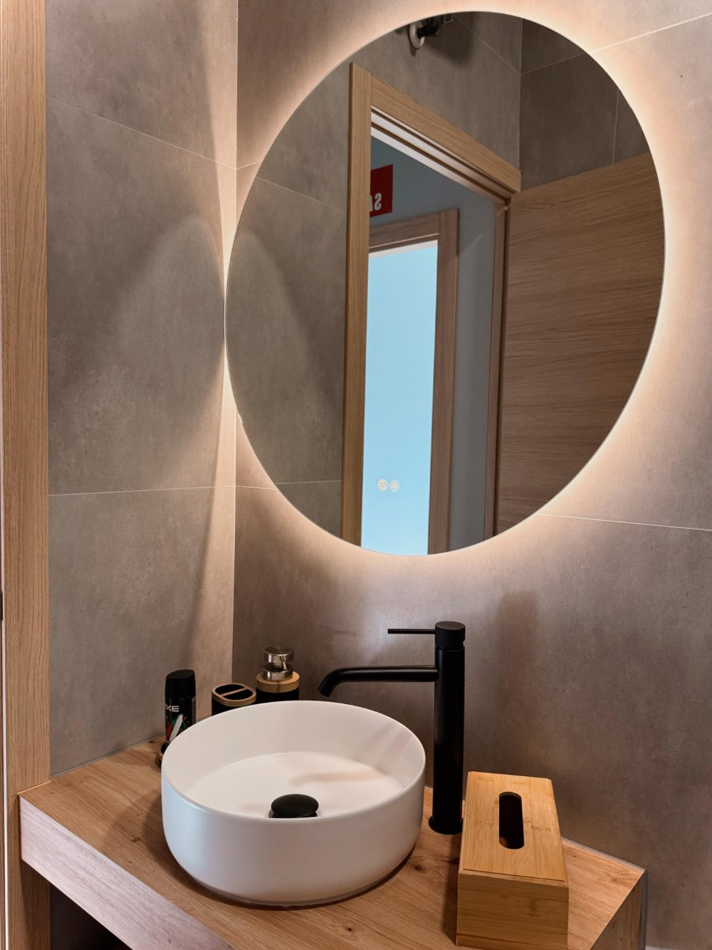 Baño con lavabo y espejo retroiluminado