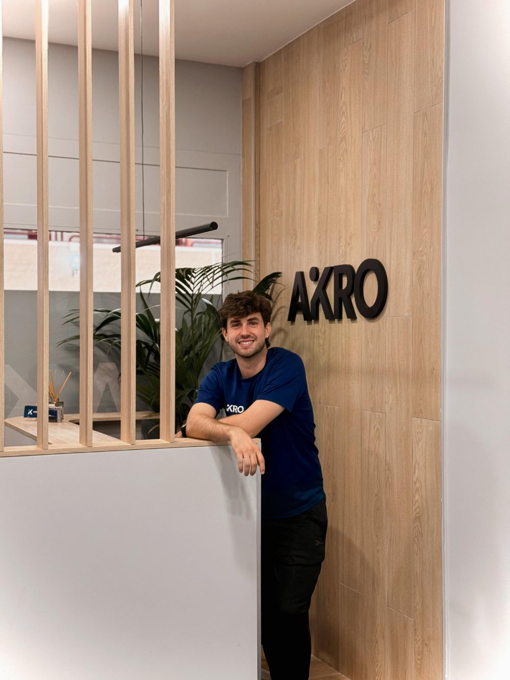 Recepción de AkroSalud con el logo Akro