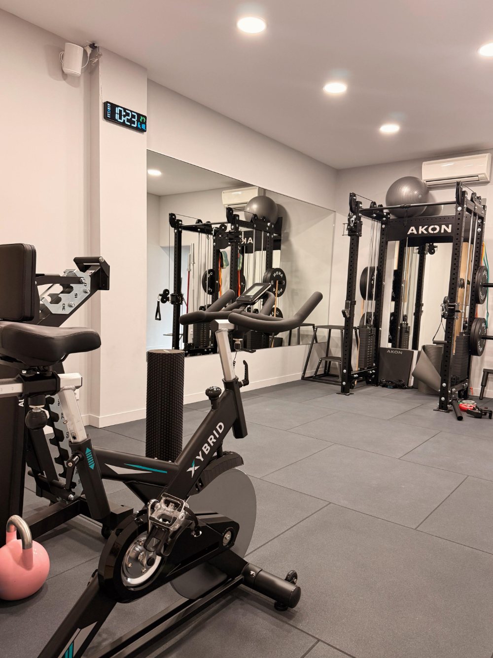 Sala de entrenamiento con racks y bicicleta